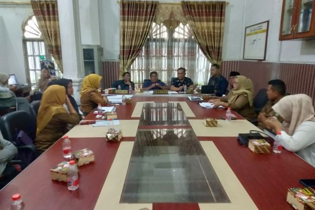 RAPAT DENGAR PENDAPAT KOMISI B BERSAMA DENGAN STAF HONORER YANG ADA DI KECAMATAN TELUK DALAM